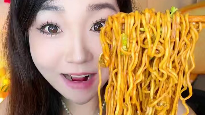 热干面桶装！非油炸蒸煮面，5分钟速度吃上！麻酱裹满了面条那叫一个香！#速食美食 #华味坊热干面 #灵