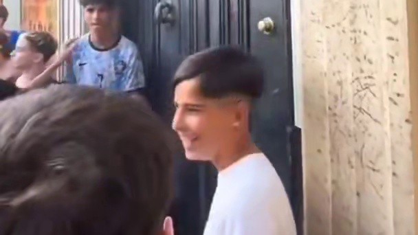 少年围堵球员住所求合照，被拒绝后飞踹大门报复#足球