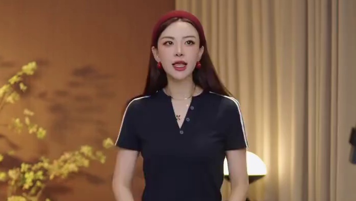 【夏日吸睛神器！极简撞色条纹T恤来啦～】#穿出高级感 #短袖t恤 #显瘦遮肉 #v领t恤