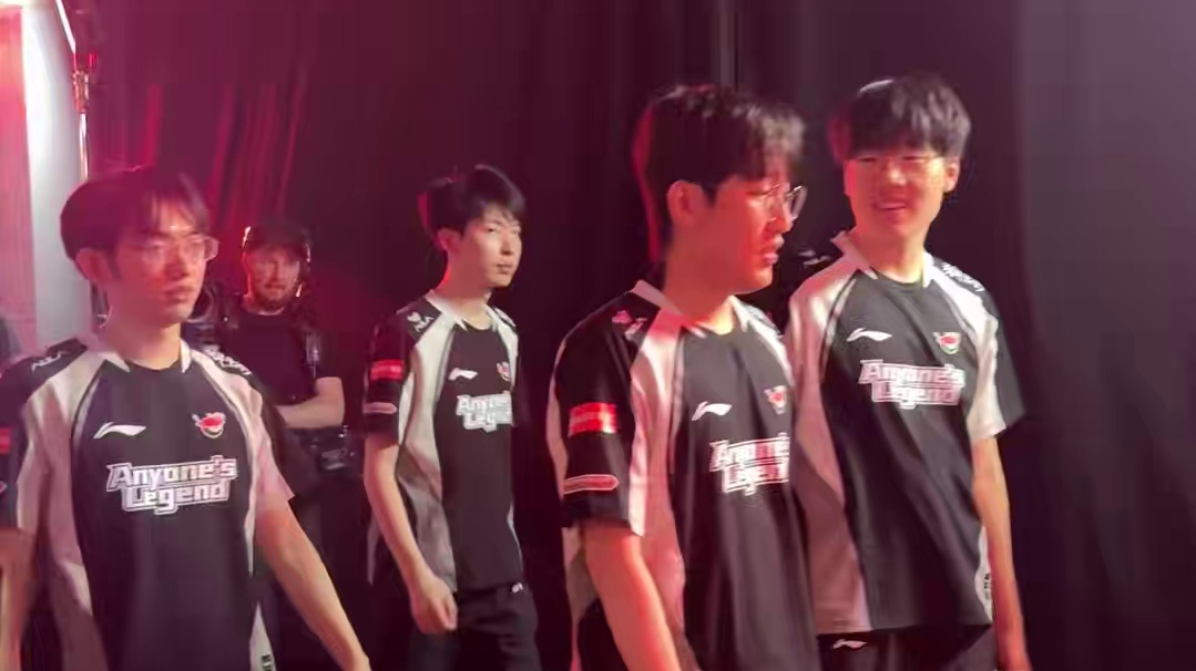 第一局拿下们小能苗开心回到休息室啦​​​