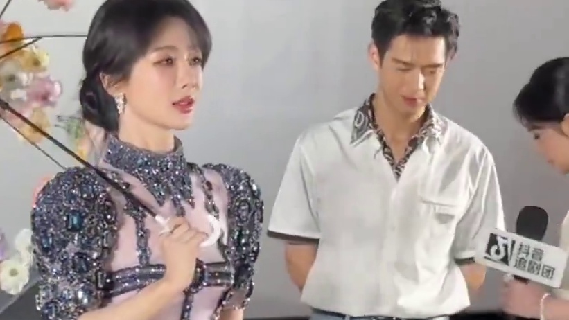 #杨紫被礼花吓到 小猴紫0帧起挡哈哈哈太可爱了！上一秒被吓到，下一秒立马“变脸”进入营业状态#杨紫 