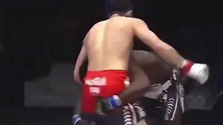 黑人恩扎把主动挑衅付中国队长高峰，赛场上被动挨打的人仰马翻。#横琴之巅