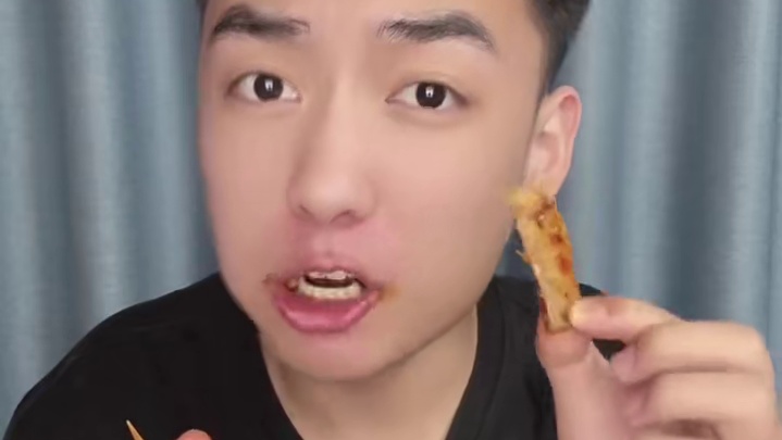 老是半夜刷到这个，搞回来试试#大鱿鱼 #美食测评 #烤鱿鱼 #解馋 #太好吃了