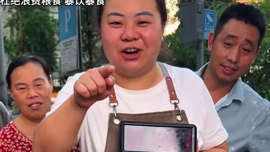 四川美女专程来挑战20碗重庆小面，平常能吃50个拳头大小的抄手，今天8秒1碗的速度惊呆路人！#重庆小