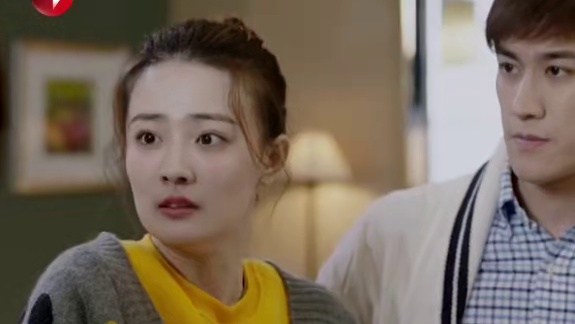 卓鹏和顾念在电影院手牵手看电影，被向弄潮朱可可发现，向弄潮知道了就代表全世界都会知道...#东方卫视