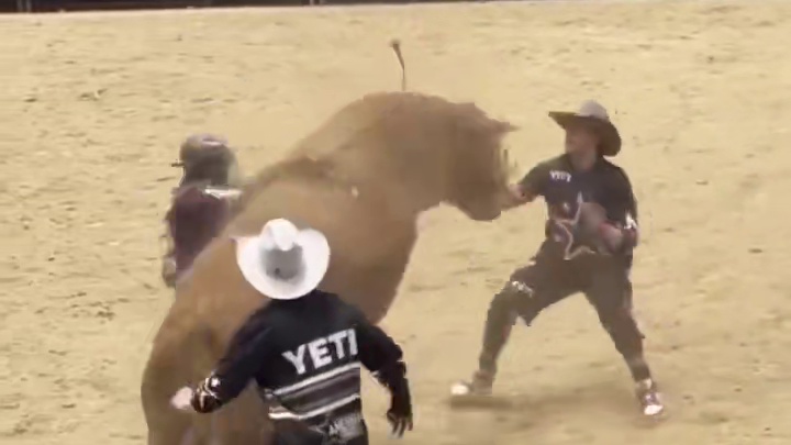 公牛大舞台，命硬你就来！ #极限运动 #惊险刺激  #骑牛大赛 #危险动作请勿模仿 #外国人真会玩