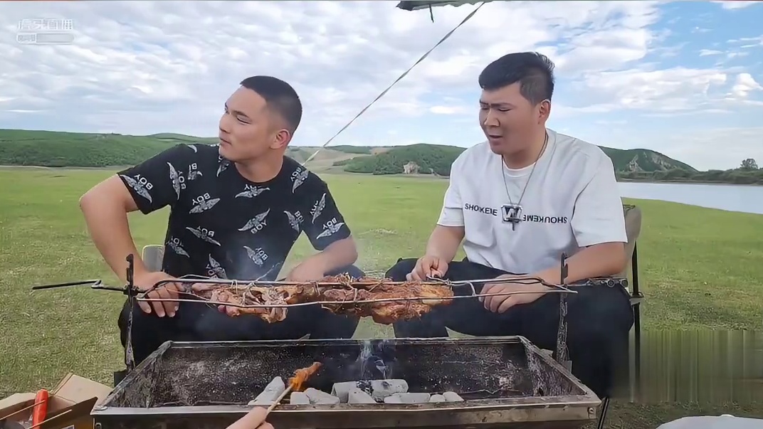 【美食小群】直播带货过于真实！小群小龙本色出演？