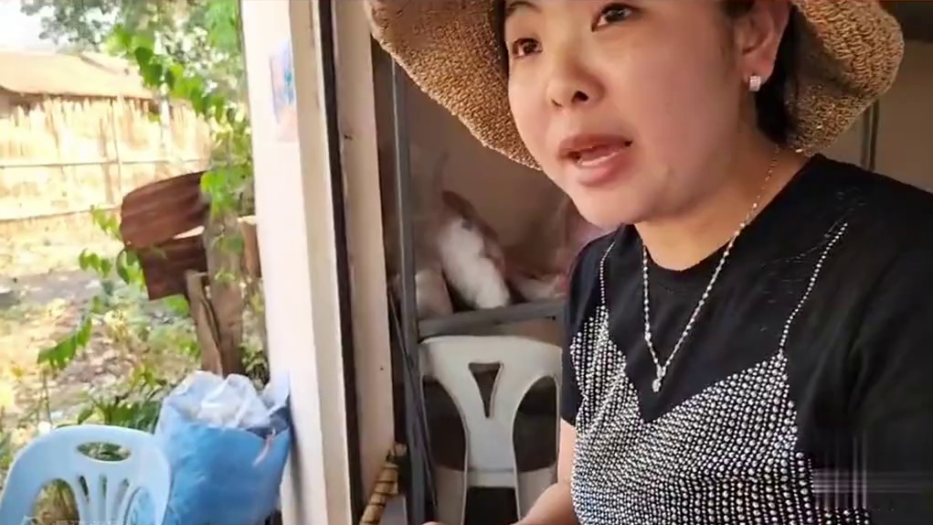 【美食小群】小群在东南亚自我介绍！我叫彦祖？