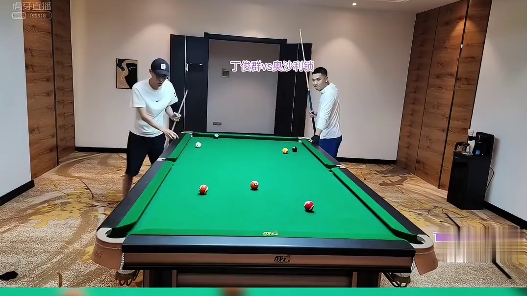 【美食小群】台球整活？看丁俊群的杆法！
