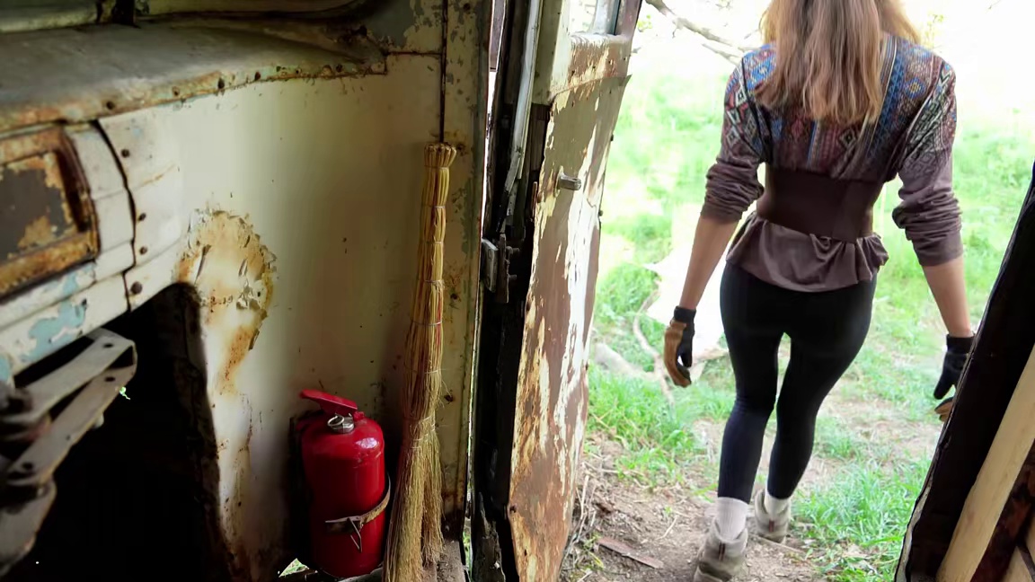 整理修复废旧巴士，在篝火旁做美食，安全度过一夜。(1)