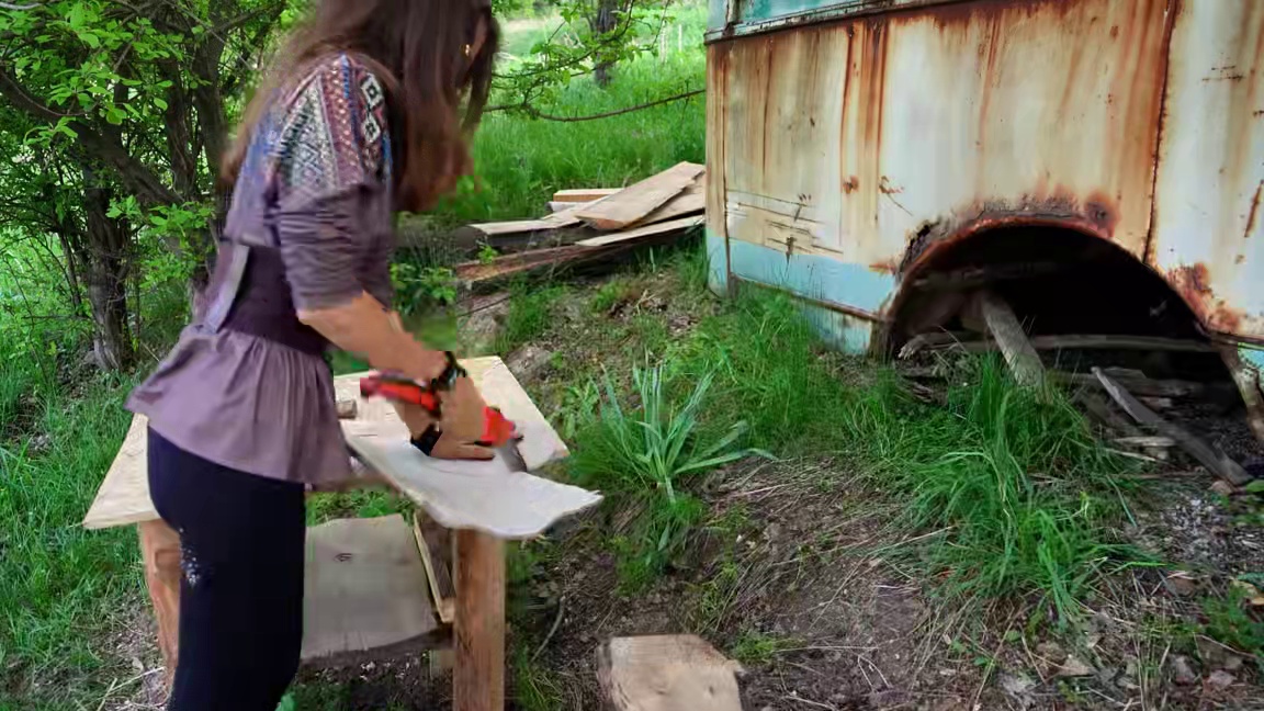整理修复废旧巴士，在篝火旁做美食，安全度过一夜。(2)
