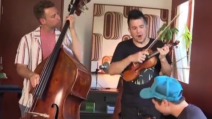 格莱美奖、艾美奖双料得主，“三人时光乐队”亮相上海夏季音乐节。#东方新娱乐