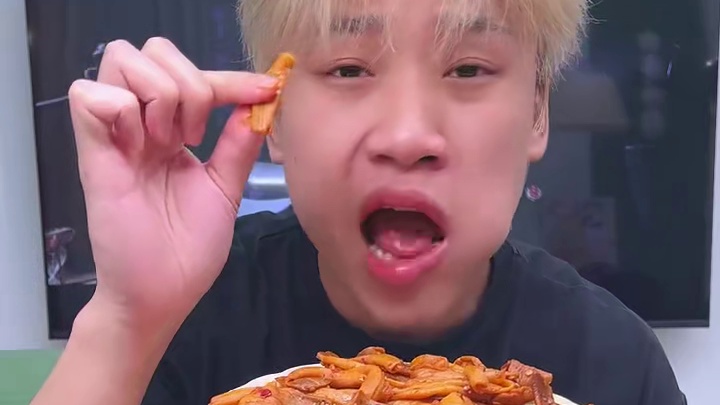 没来过湖南的也一定要试试这个湖南的香辣鸭脆肠，是真的好吃也是真的辣 #好吃到停不下来