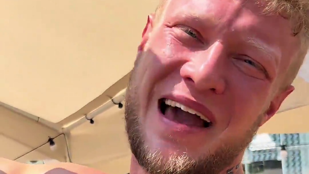 挑战一张白纸换热狗 挑战一张白纸换热狗吃！#健身 #交换美好 #以画换物 #非遗 #小张感受美好