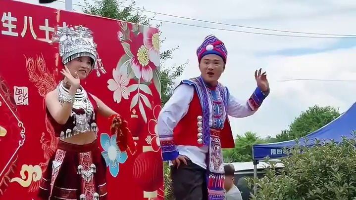 郎望妹妹望郎这两个人太深情的了 #志几团队 #少数民族风情 #少数民族的魅力 #演出现场视频 #民族