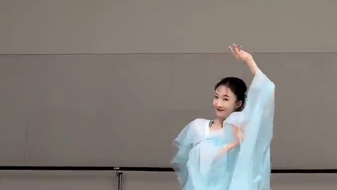 本来挺想你的 后来玩手机忘了 #你似携月而来的仙瑶 #国风古韵 #古风舞蹈 #舞蹈生 #仙瑶舞蹈