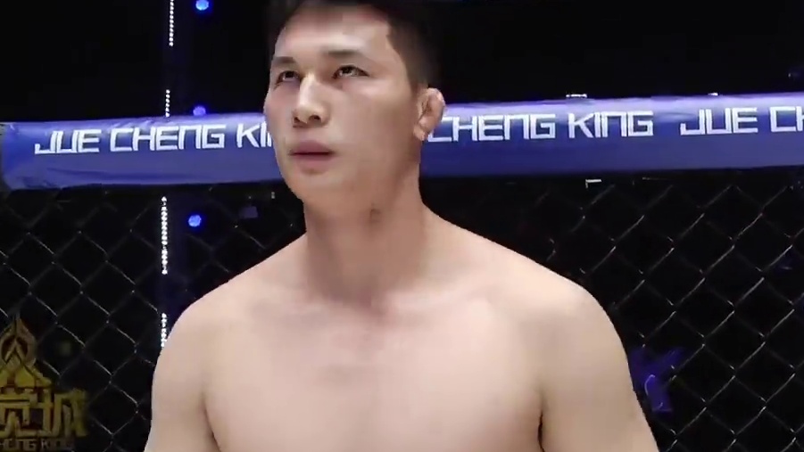 中国小伙暴怒：你什么档次？配和我打吗？擂台重拳暴揍嚣张老外！