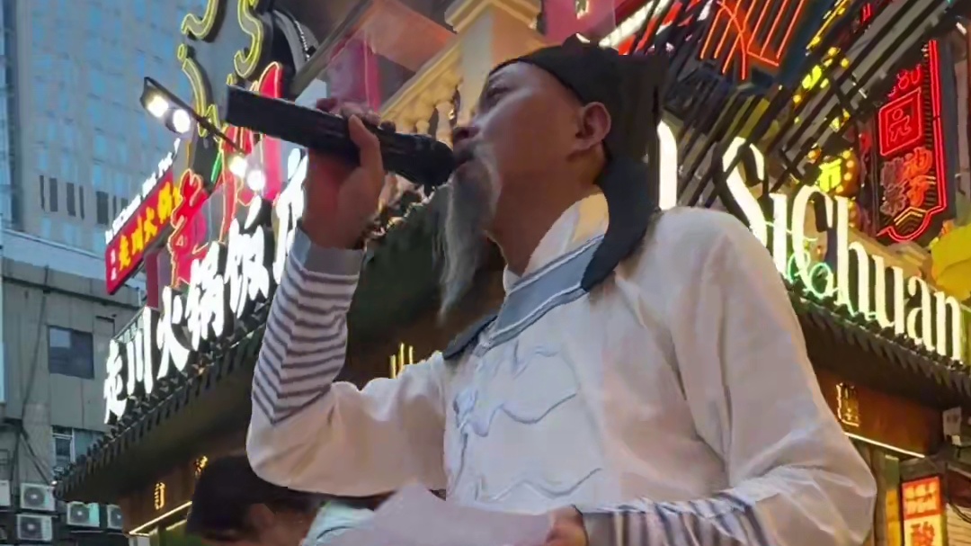 吃火锅看表演，一站式体验成都小吃