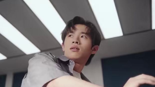 晶核二周年庆重磅福利来袭！登录即送Cyndi联名夏日时装，让你打起来更有型！更有橙色宠物自选、强化券