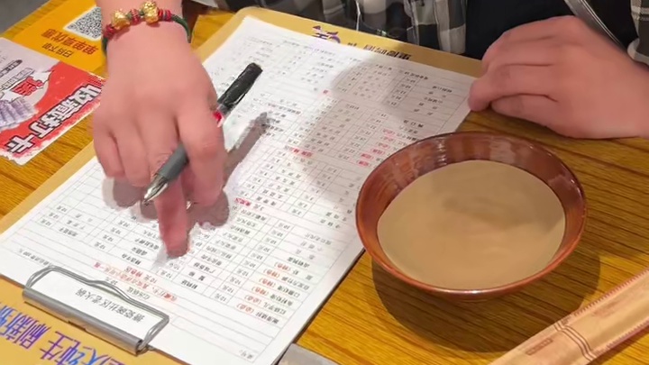 今天依然是粉丝火锅局～ 搪瓷碗上桌真的很有小时候的感觉啊！#重庆火锅 #重庆美食 #本地人爱吃的店