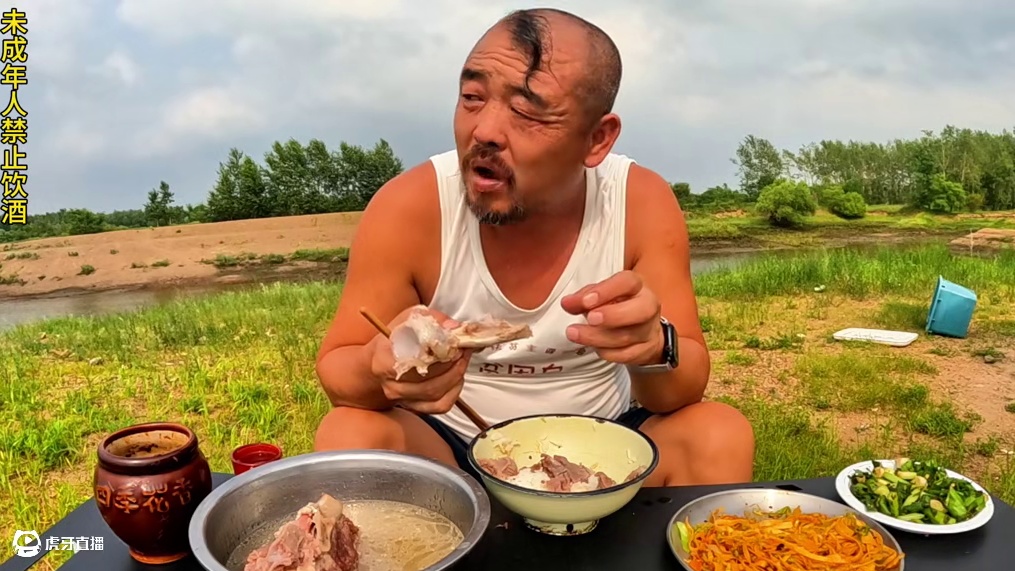 清水煮大骨头，只有沙大厨做的绝#户外野炊 #露营美食 #下饭菜