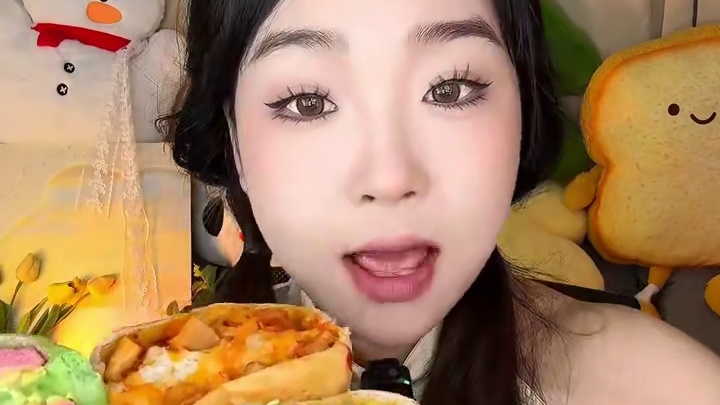 除去肉松的都是米面包哦！非常软，配料干净！
开心果三重奏：140g 466大卡
泡菜芝士烤肉：140