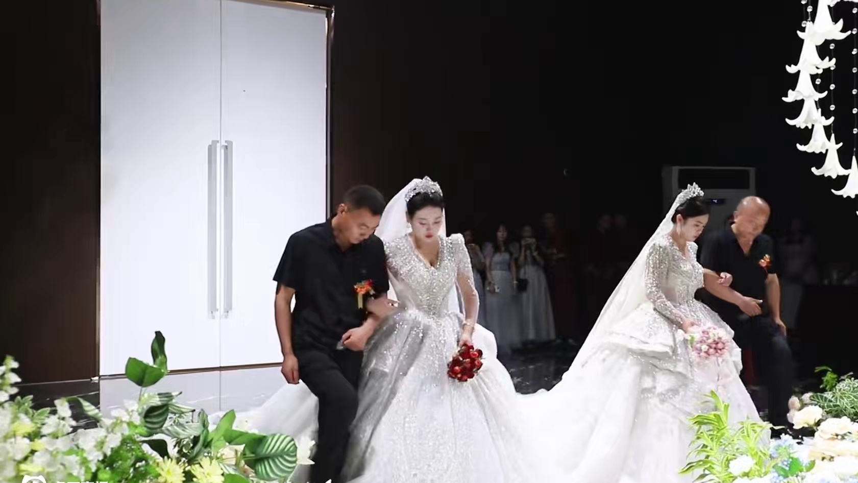 滕州惊现双胞胎同天结婚，两对新人同时出场，8位伴郎、8位伴娘堪称最强迎亲团#滕州  #滕州婚礼  #