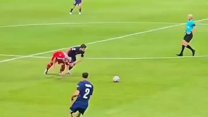 巴黎就像打了鸡血！若昂内维斯抢断凯恩 快速前插回传...