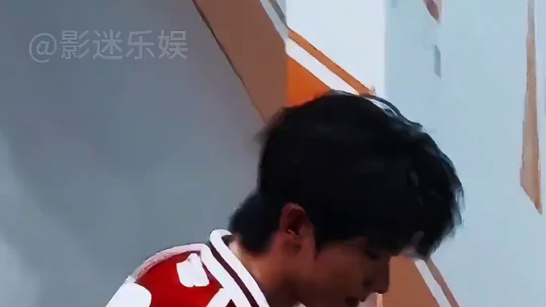 为何马嘉祺要撕掉矿泉水包装？看到胡歌当场拒绝瓶装水，才知是和主办方的暗自较量#胡歌 #马嘉祺 #王一