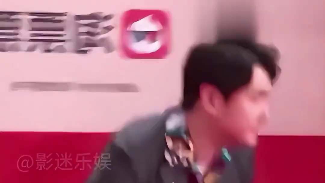 路人镜头抓拍明星细节看人品，肖战90度鞠躬，唐嫣电影节捡垃圾#肖战 #唐嫣 #沈腾 #娱乐评论大赏 