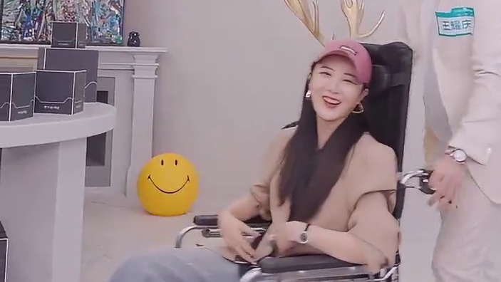 薇娅被王耀庆的礼物整无语了 上次这么无语还是上次，这礼物给薇娅真不会了