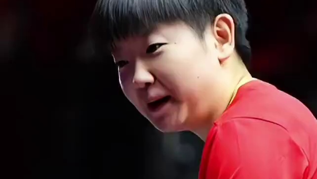 女双晋级后的莎莎很开心，和曼昱有说有笑