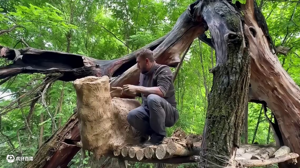 第2集：谁能想到这样一棵枯木，竟然被男人建造成舒适的小屋