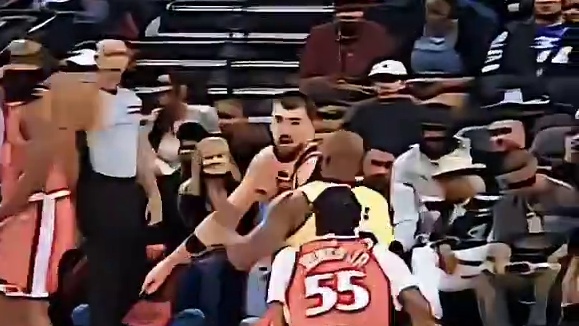 老詹这上篮也太有喜感了吧