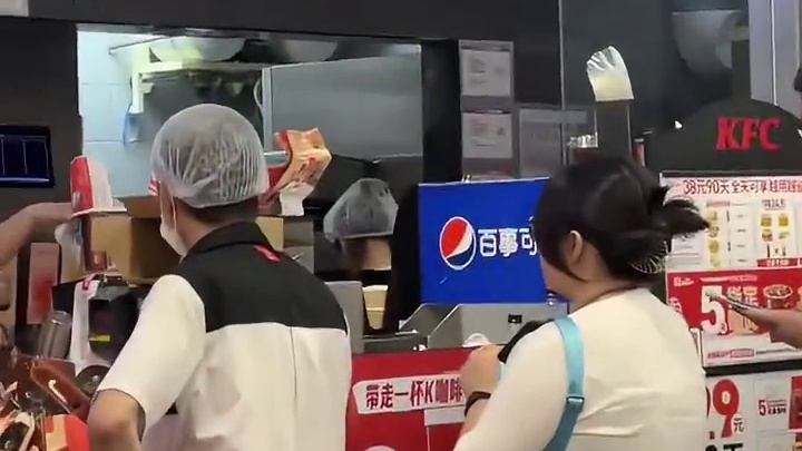肯德基29.9两个汉堡➕小吃➕一个蛋挞，闭眼冲！#肯德基 #美食 #汉堡 #炸鸡
