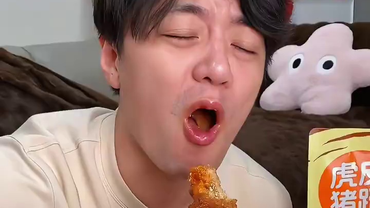 虎皮软糯脱骨，每一口都是对味蕾的诱惑，妥妥的米饭杀手呀！#零食推荐#邬辣妈#虎皮猪蹄