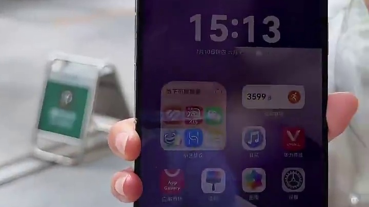 第一次去华为门店“偷”东西~~ 热心群众：这里有人偷东西！
帽子薯薯：偷什么？
热心群众：偷手机应用