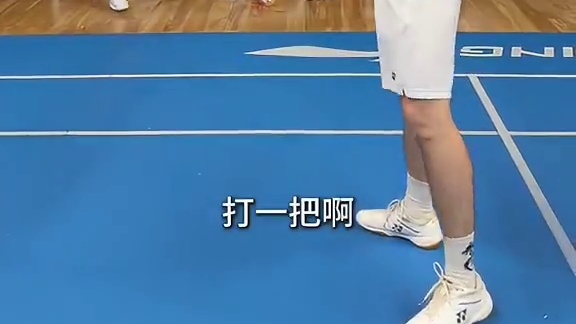 《羽球场的暴汗哥》#羽毛球 #搞笑 #抽象