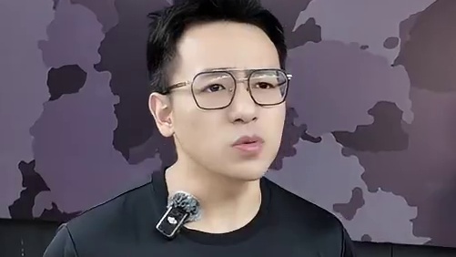 《扔实心球》——双脚跳杀如何舒展发力？空中如何正确曲腿？ #羽毛球 #双脚跳杀 #羽毛球教学 #小阳