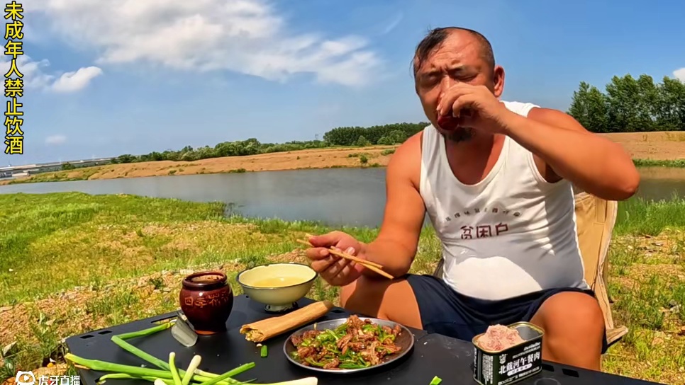 沙大厨做菜香味浓郁，吃一口多活三年#户外野炊 #露营美食