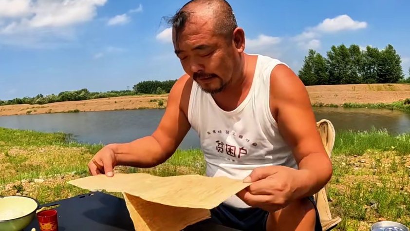 沙大厨做的辣椒炒肉能香死个人，卷上煎饼那就更厉害啦#下饭菜 #露营美食