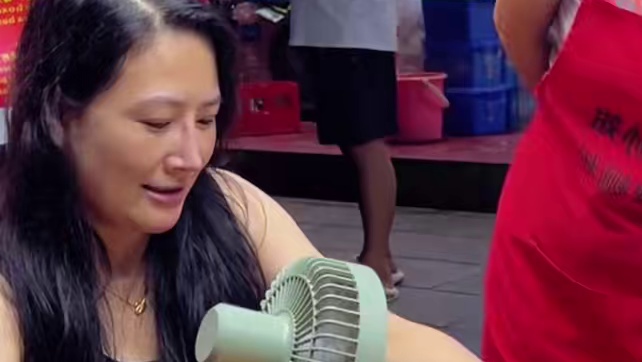 广东美女挑战加辣拿走阿姨3箱螺蛳粉~#螺蛳粉