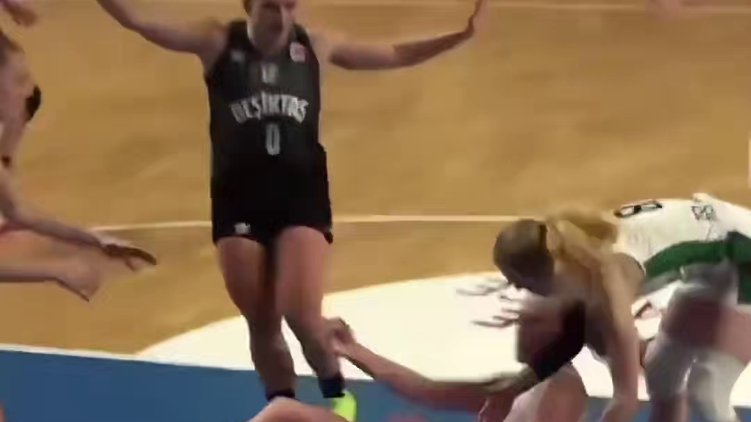 小宝李月汝遭遇挑衅时会如何回应？ #瓜子二手车 #中国女篮 #李月汝