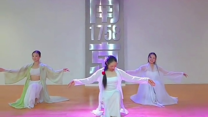 六年前的自己和现在对话了～ #梅花三弄#戴萍编舞 
这个曲子带给我太多力量了，热爱生活勇敢生活❤️