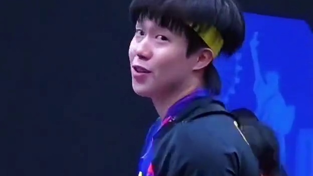 王楚钦失误后用手扇自己的脸，对于男双失利他非常自责