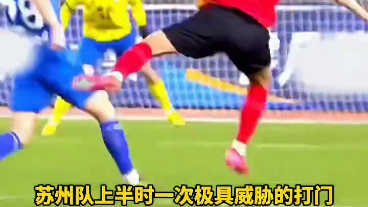 胜利狂欢变追逃！球员为躲避被泼酒边狂奔边喊“回家老婆要生气” #足球  