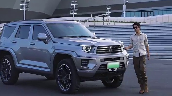 江奇霖的时尚单品是坦克700，我的时尚单品也是坦克700，四舍五入等于什么？#明星都在开坦克700