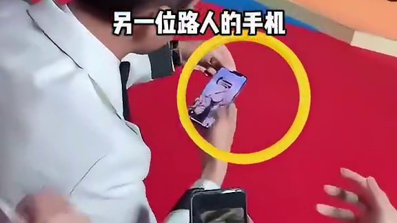 路人镜头看明星真实，邓超一秒让路人后悔，刘亦菲胡歌共用一个保镖#刘亦菲 #邓超  #娱乐评论大赏 #