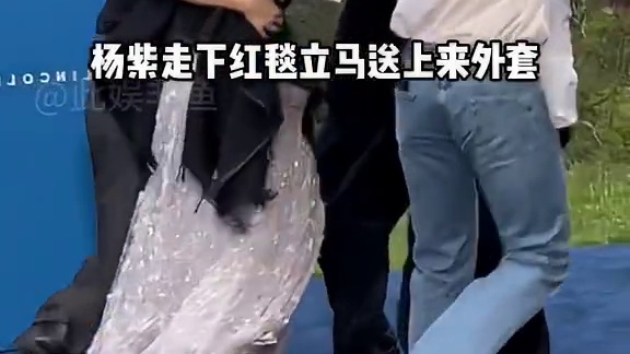 路人镜头抓拍明星助理，吴谨言助理上班摸鱼，范丞丞助理霸气挡电梯#吴谨言 #范丞丞 #杨紫  #娱乐评