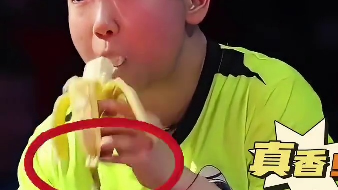 为何孙颖莎比赛后总爱吃香蕉？看到同样不离手的王楚钦，原来又是外行人不懂得秘密 #孙颖莎 #王楚钦 #